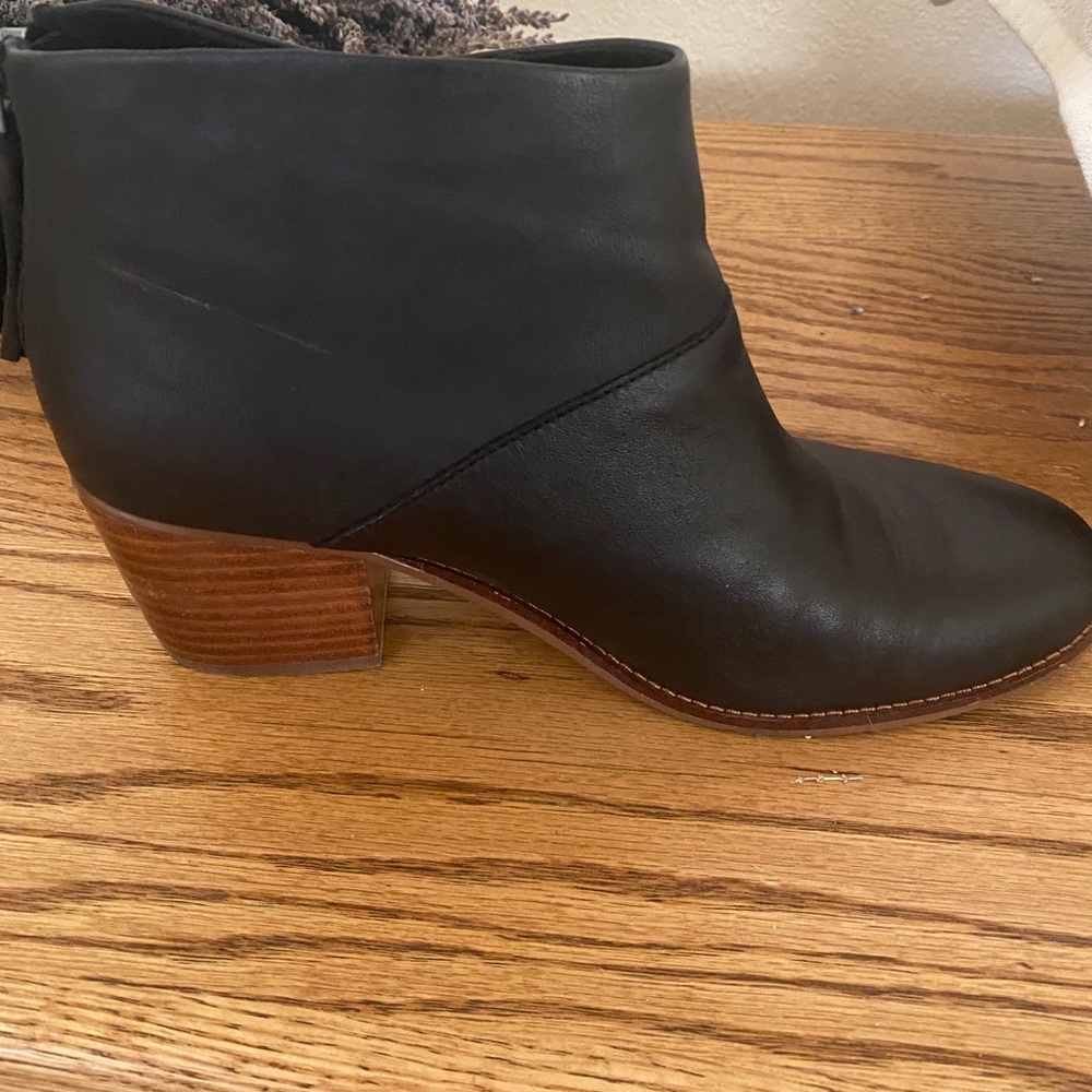 TOMS Black Leather “Leila” boot in women’s size 9: